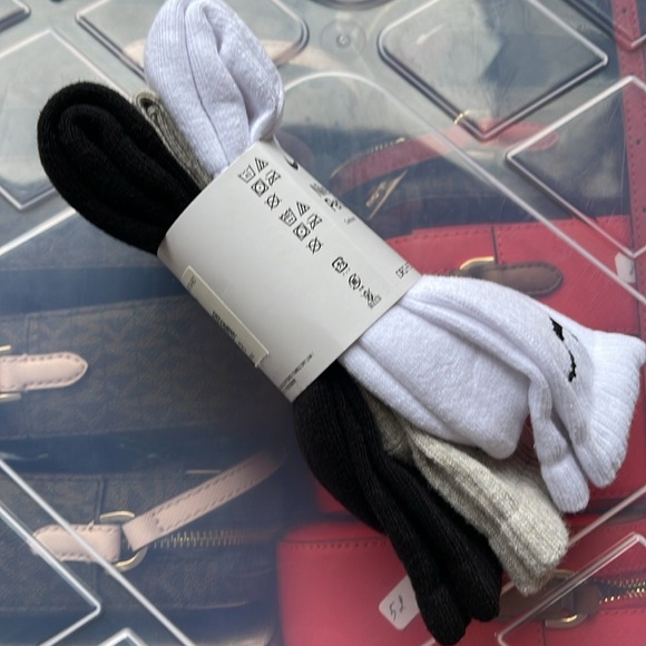 Nike (3 pairs) Performance
Multi-Color Cushioned Crew Socks
SX4719-967 - Picture 10 of 16